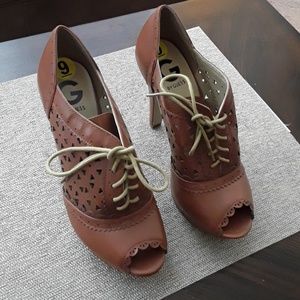 Guess peep toe heels Size 9